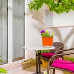 Franeta Apartments